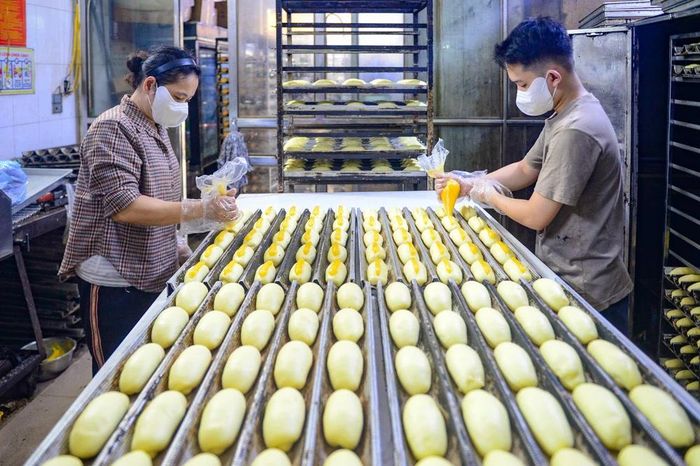Từ những khối bột mềm, người thợ khéo léo chia và tạo hình từng chiếc bánh - công đoạn tưởng đơn giản nhưng đòi hỏi sự tỉ mỉ và kinh nghiệm.