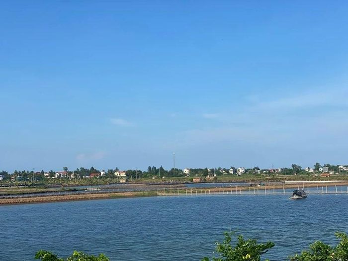 Cánh đồng nuôi tôm trên đất Khúc Phụ xưa (nay thuộc xã Hoằng Thanh).