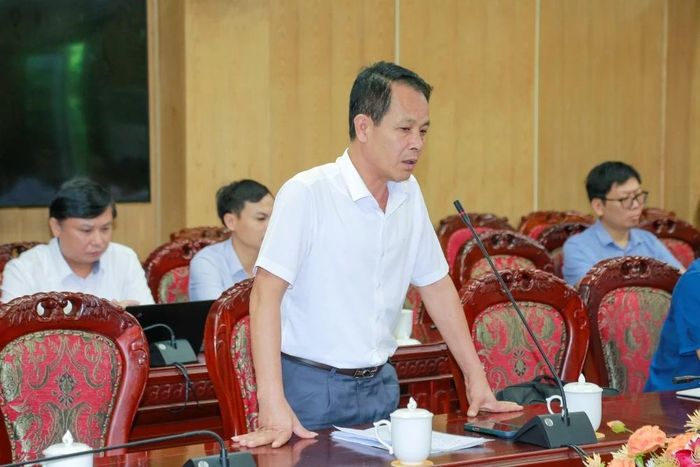 Đại diện đơn vị thi công báo cáo tại hội nghị.