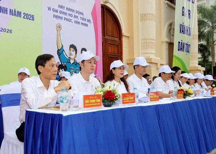 Đồng chí Đầu Thanh Tùng, Tỉnh ủy viên, Phó Chủ tịch UBND tỉnh và các đại biểu dự chương trình.