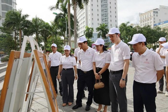 Các đại biểu tham quan không gian trưng bày tranh ảnh, pano, góc truyền thông, giáo dục về gia đình.