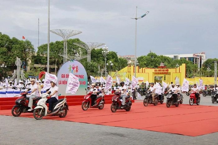 Đoàn diễu hành xuất phát tuyên truyền trên các tuyến đường thuộc phường Hạc Thành.