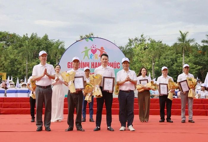 Lãnh đạo Sở Văn hóa, Thể thao và Du lịch, Ban Tuyên giáo và Dân vận Tỉnh ủy trao giải cho các gia đình đạt thành tích tại Vòng Chung kết Chương trình truyền thông thực hiện Bộ tiêu chí ứng xử trong gia đình.