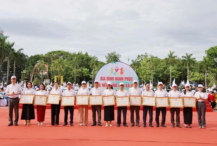 Khen thưởng các cá nhân, tập thể có nhiều đóng góp trong công tác gia đình.