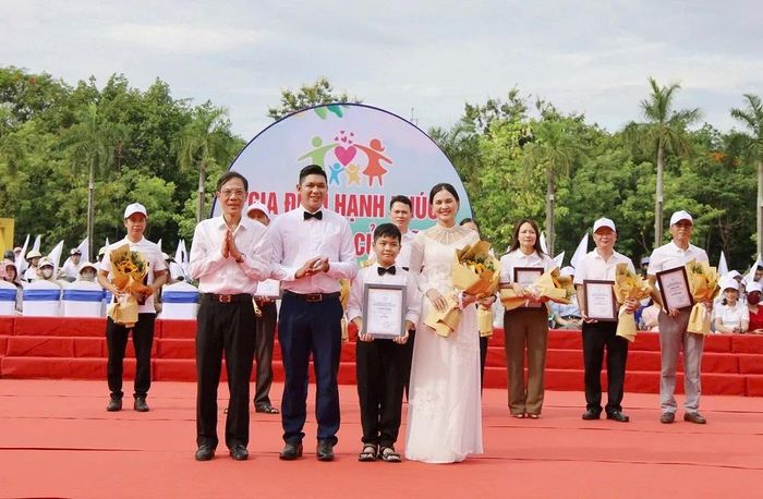 Phó Chủ tịch UBND tỉnh Đầu Thanh Tùng trao giải cho gia đình đạt thành tích tại Vòng chung kết Chương trình truyền thông thực hiện Bộ tiêu chí ứng xử trong gia đình.