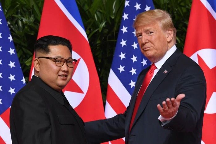 Tổng thống Donald Trump cùng nhà lãnh đạo Triều Tiên Kim Jong Un tại Singapore năm 2018. Ảnh: AFP