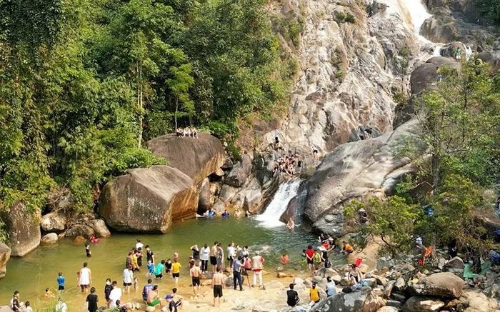 Thác Ma Hao thu hút đông đảo du khách đến trải nghiệm.