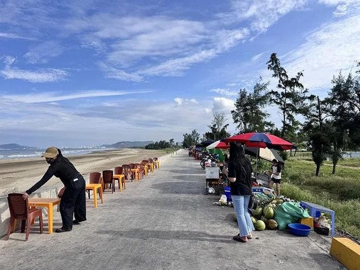 Ở trên đê, các quán hàng chuẩn bị đón khách.