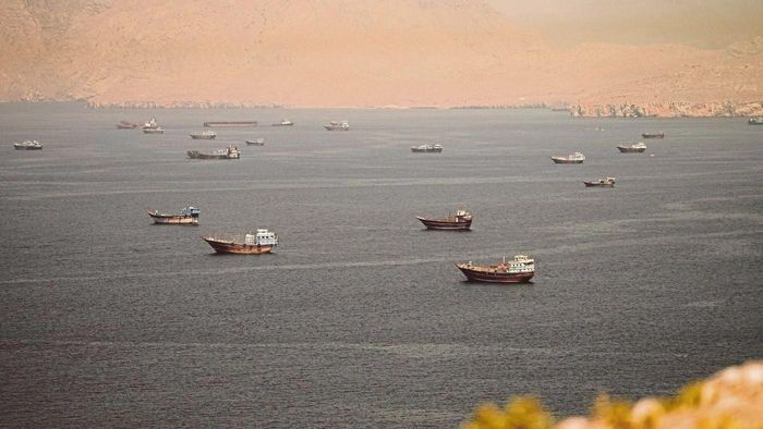 Lưu lượng giao thông hàng hải qua eo biển Hormuz đã tăng lên mức cao nhất trong hai tháng sau khi Mỹ - Iran đạt được thỏa thuận . Ảnh Reuters