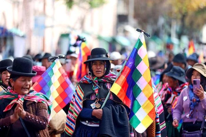 Một phụ nữ bản địa tham gia cuộc tuần hành kêu gọi Tổng thống Bolivia Rodrigo Paz từ chức tại La Paz . Ảnh: EPA