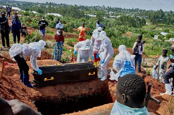 Các nhân viên Hội Chữ thập đỏ chốt cất bệnh nhân chết vì virus Ebola tại nghĩa trang Nyamurongo ở thị trấn Bunia, tỉnh Ituri, Cộng hòa Dân chủ Congo, ngày 10/6/2026. Ảnh: Reuters