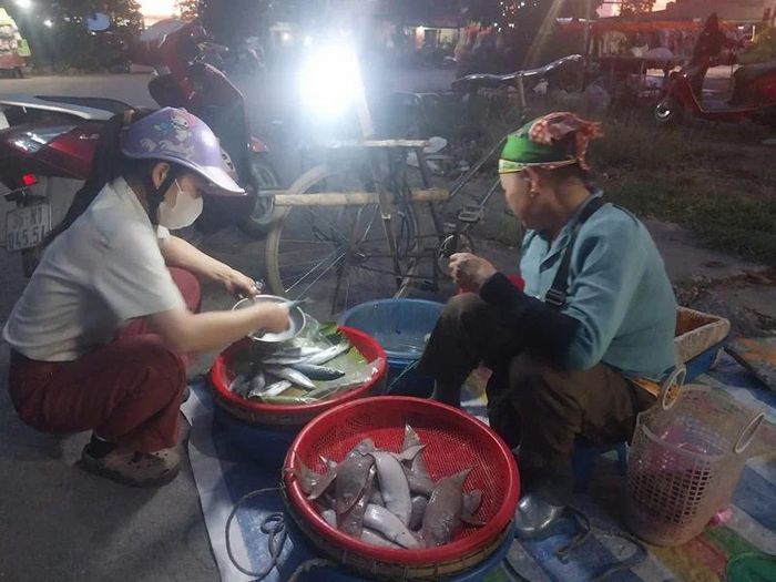 Đã chập choạng tối, bà Cử vẫn cố ngồi lại để hy vọng bán hết số cá.