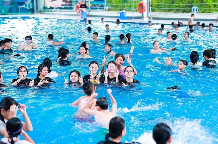 Các em thiếu niên, nhi đồng hào hứng học bơi tại bể bơi Trung tâm Thanh thiếu nhi tỉnh.