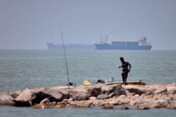 Tàu thuyền tại eo biển Hormuz. (Ảnh: AP).