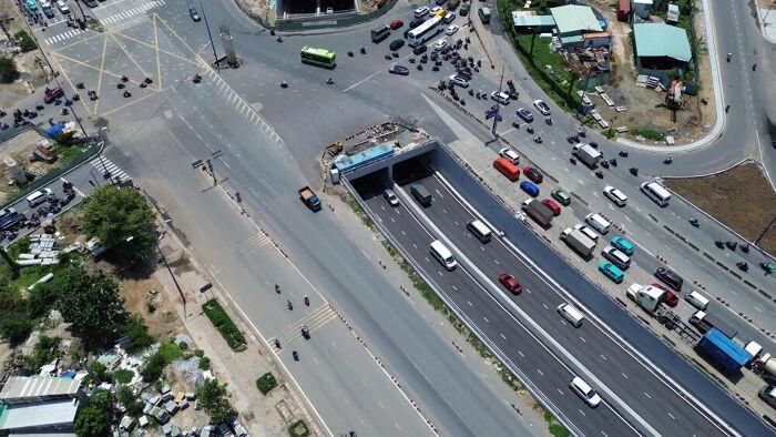 Trong nhiều năm, nút giao An Phú là điểm nóng ùn tắc, ảnh hưởng lớn đến hoạt động logistics, việc đi lại của người dân và năng lực cạnh tranh của TP HCM. Việc triển khai dự án thể hiện quyết tâm của thành phố trong tháo gỡ các điểm nghẽn hạ tầng then chốt, tạo nền tảng cho phát triển kinh tế - xã hội bền vững, đồng thời chuẩn bị điều kiện kết nối hiệu quả với sân bay quốc tế Long Thành trong tương lai. Trong ảnh là hầm chui HC1-02 - hạng mục hầm chui cuối cùng trong dự án xây dựng nút giao An Phú. Công trình có chiều dài 760 m, gồm 4 làn xe chạy 2 chiều, kết nối trực tiếp cao tốc TPHCM - Long Thành - Dầu Giây với đường Mai Chí Thọ, theo hướng hầm vượt sông Sài Gòn. Đây là hạng mục rất quan trọng của dự án, giúp dòng xe từ cao tốc TP HCM - Long Thành - Dầu Giây nhanh chóng đi vào đường Mai Chí Thọ, hướng về hầm Thủ Thiêm, thay cho cảnh ùn ứ kéo dài nhiều năm qua. Hầm chui hiện đã được thông xe.