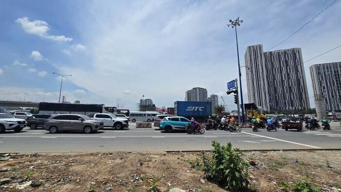 Tuy vậy, tiến độ này phụ thuộc vào việc hoàn tất công tác giải phóng mặt bằng hơn 2,2 ha thuộc Khu đô thị phát triển An Phú trước cuối tháng 10. Ngoài ra, hạng mục tháp trung tâm và hệ thống cây xanh cảnh quan của dự án được Ban Giao thông dự kiến hoàn thành vào tháng cuối năm nay.