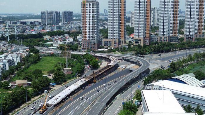 Dự án này có tổng mức đầu tư 3.408 tỷ đồng từ nguồn vốn ngân sách nhà nước, được xây dựng theo quy mô nút giao khác mức hoàn chỉnh 3 tầng, giữ vai trò cửa ngõ chiến lược phía Đông TP HCM. Khu vực này là điểm giao cắt của nhiều trục giao thông huyết mạch như đường dẫn cao tốc TP HCM - Long Thành - Dầu Giây, trục Mai Chí Thọ - Lương Định Của và hệ thống kết nối khu vực cảng Cát Lái - Phú Hữu.
