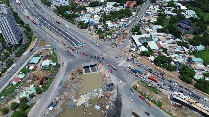 Nhánh N3 kết nối trực tiếp từ đại lộ Mai Chí Thọ rẽ trái sang đường Đồng Văn Cống đi cảng Cát Lái. Dự án cũng đã đưa vào khai thác hầm chui HC1-01 tại nút giao Mai Chí Thọ - Đồng Văn Cống; hầm chui HC1-02 kết nối cao tốc với Mai Chí Thọ.
