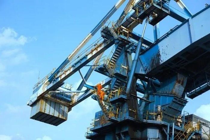 Người lao động thực hiện kiểm tra thiết bị ngoài hiện trường dưới điều kiện thời tiết nắng nóng.