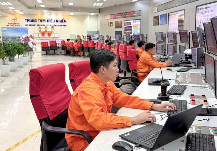 Tại phòng điều khiển trung tâm, các thông số vận hành được theo dõi liên tục nhằm bảo đảm các tổ máy hoạt động ổn định.