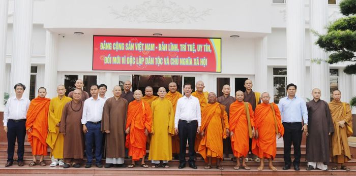 Các đại biểu chụp ảnh lưu niệm.