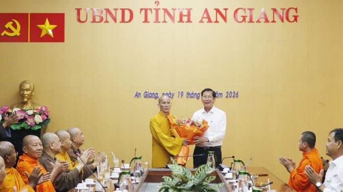 Hòa thượng Thích Thiện Thống tặng hoa cảm ơn UBND tỉnh An Giang đã quan tâm, tạo điều kiện để đại hội thành công tốt đẹp.