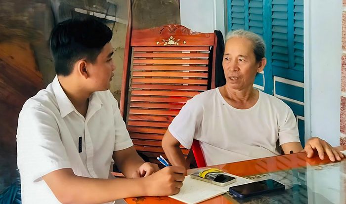 Nguyễn Văn Phước trò chuyện với ông Tư Dinh, phụ trách giáo lý của đạo Tứ Ân Hiếu Nghĩa, xã Ba Chúc.