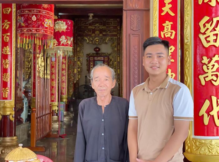 Nguyễn Văn Phước trong chuyến điền dã về xã Ba Chúc tìm hiểu tôn giáo Tứ Ân Hiếu Nghĩa.