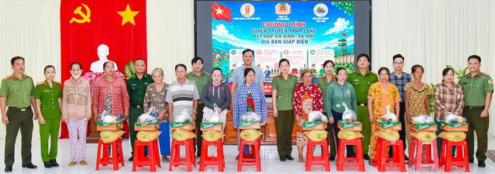 Ban tổ chức tặng quà gia đình có hoàn cảnh khó khăn trên địa bàn xã.