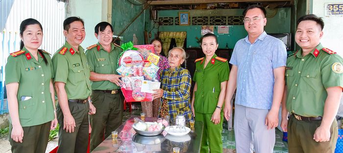 Đại diện Phòng Quản lý xuất nhập cảnh (Công an tỉnh An Giang) cùng Ủy ban MTTQ Việt Nam xã, Công an xã Vĩnh Điều tặng quà gia đình chính sách tại ấp Cống Cả.