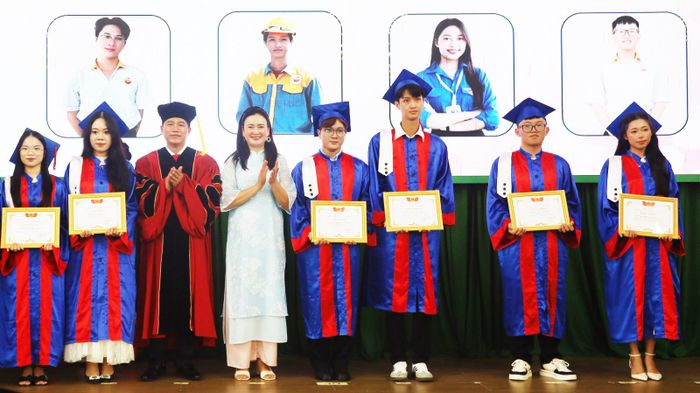 Tặng giấy khen cho sinh viên đạt thành tích tốt nghiệp toàn khóa xuất sắc tiêu biểu.