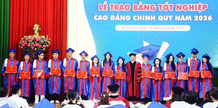 Tiến sĩ Nguyễn Đông Hải (thứ bảy, từ phải qua), Phó Hiệu trưởng Trường Cao đẳng Kiên Giang trao bằng tốt nghiệp cho sinh viên.