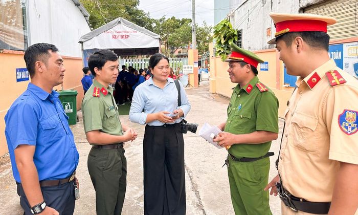 Chị Nguyễn Thị Hương bám tình hình thời sự ở địa phương và thường xuyên đăng tin bài tuyên truyền trên không gian mạng.