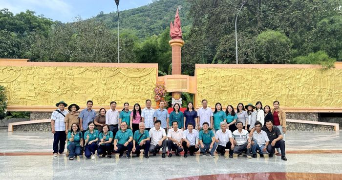 Đoàn tham quan Khu di tích lịch sử cấp quốc gia Ô Tà Sóc.