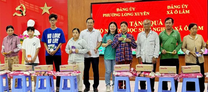 Ban tổ chức tặng quà cho học sinh và hộ có hoàn cảnh khó khăn xã Ô Lâm.