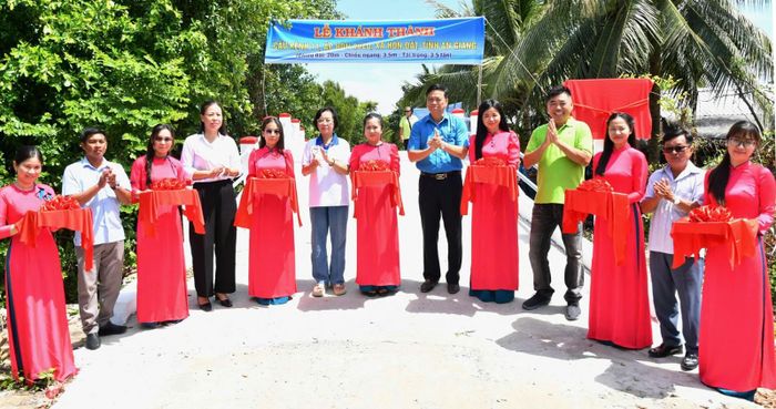 Đại biểu cắt băng khánh thành cầu Kênh 11 (cầu Từ Tâm số 14), ấp Hòn Quéo, xã Hòn Đất.