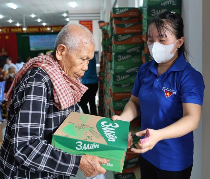 Tặng quà cho người dân đến khám bệnh.