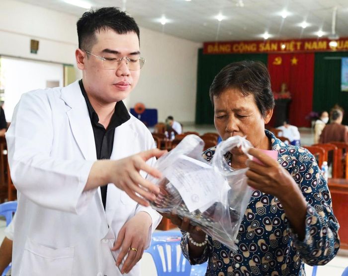 Khám bệnh và cấp phát thuốc miễn phí cho người dân.