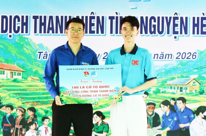 Đoàn khoa Kinh tế Trường Đại Học Nam Cần thơ trao bảng tượng trưng tặng 100 lá cờ Tổ quốc xây dựng công trình thanh niên “Tuyến đường cờ Tổ quốc” cho Xã đoàn Tân Hội.