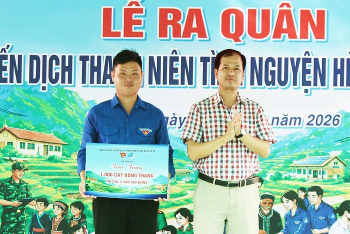 Chủ tịch Ủy ban MTTQ Việt Nam xã Tân Hội Bùi Quốc Du trao bảng tượng trưng tặng 1.000 cây bông trang thực hiện công trình thanh niên.