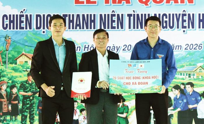 Đại diện Công ty Cổ phần Việc làm Hà Nội (HANOI JOB) trao bảng tượng trưng tặng 20 suất học bổng "Ươm mầm tri thức" cho Xã đoàn Tân Hội.