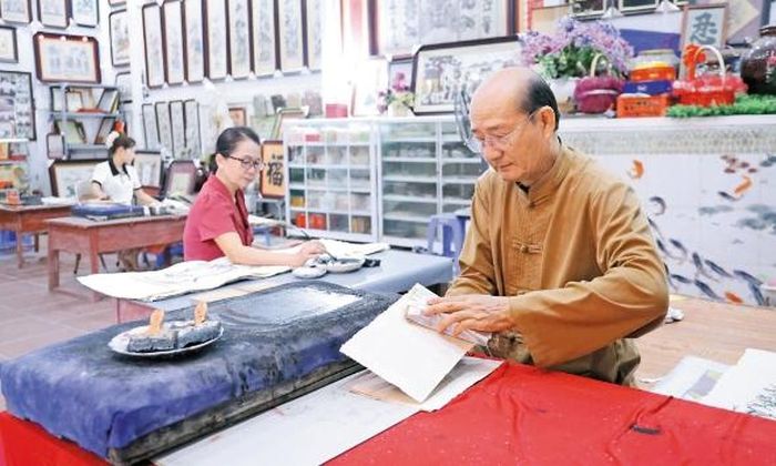 Gia đình Nghệ nhân Ưu tú Nguyễn Thị Oanh - Nguyễn Hữu Hoa (phường Thuận Thành) làm tranh dân gian Đông Hồ. 