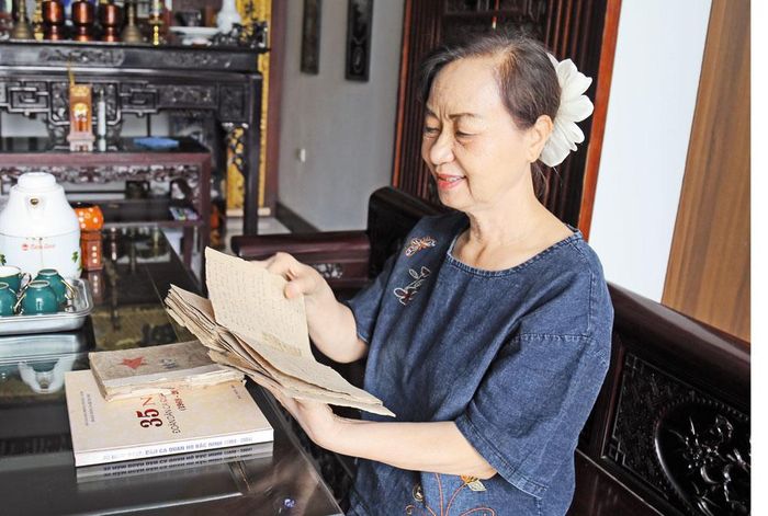  Nghệ sĩ Nhân dân Thúy Cải giới thiệu cuốn sổ chép tay các bài hát quan họ từ năm 1969. 