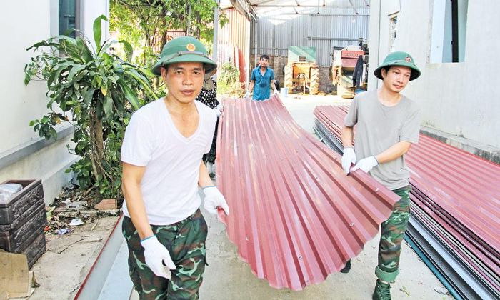  Chiến sĩ quân đội hỗ trợ người dân di chuyển tài sản, tháo dỡ công trình để bàn giao mặt bằng cho nhà đầu tư. 
