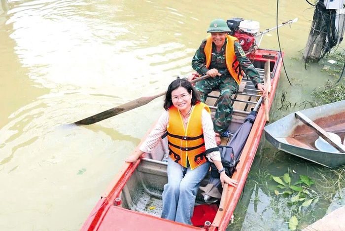  Chị Nhung theo chân lực lượng chức năng đến hiện trường để phản ánh công tác cứu hộ, cứu nạn và cuộc sống của người dân bị ảnh hưởng bởi cơn bão số 11 (bão Matmo) - tháng 10/2025. 