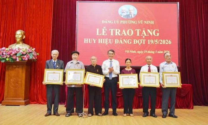 Đồng chí Vũ Minh Hiếu, Ủy viên Ban Thường vụ Tỉnh ủy, Trưởng Ban Tổ chức Tỉnh ủy Bắc Ninh trao Huy hiệu Đảng đợt 19/5/2026 tại Đảng bộ phường Vũ Ninh. Ảnh tư liệu Báo Bắc Ninh.