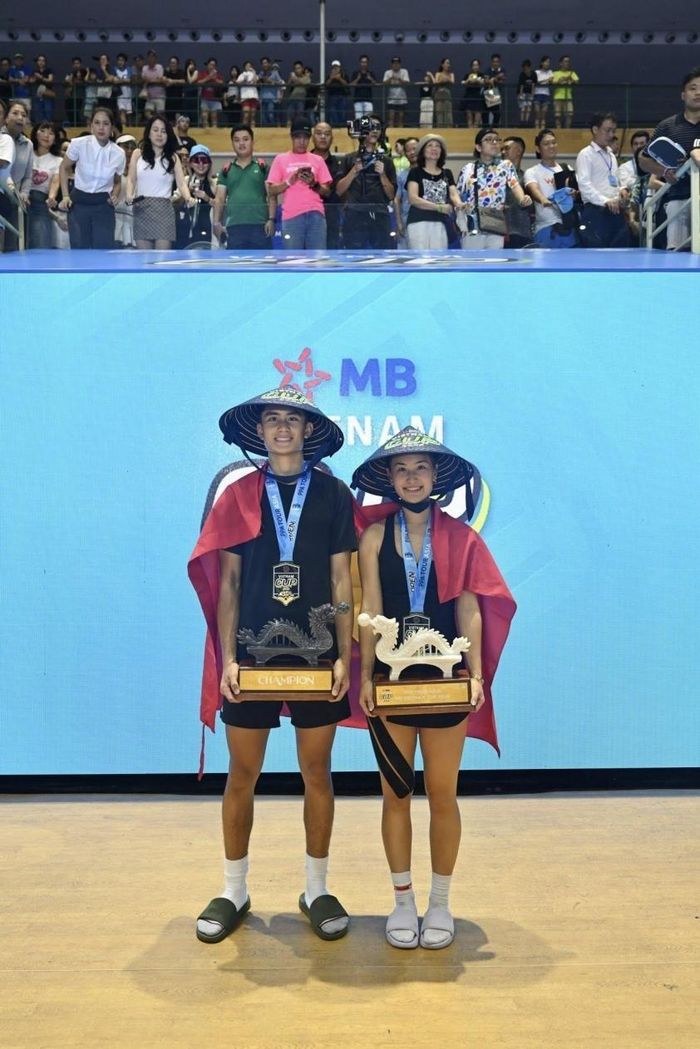Cặp chị em Alix và Jonathan Trương giành chức vô địch đôi nam - nữ tại Vietnam Cup 2025.