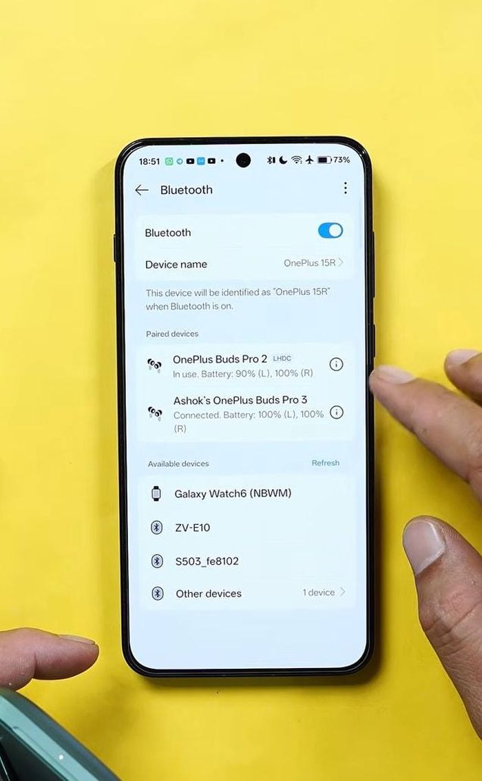 Màn hình cài đặt Bluetooth trên OnePlus 15R hiển thị hai cặp tai nghe OnePlus Buds đang kết nối đồng thời, minh họa cho tính năng âm thanh kép mới.