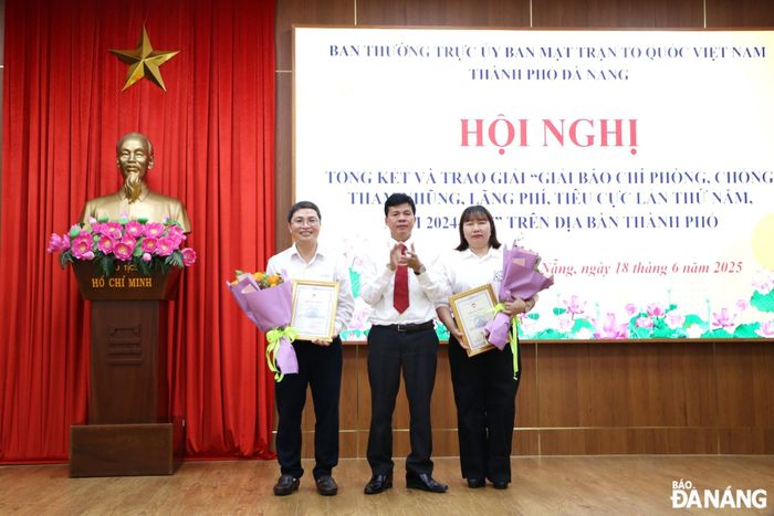 Năm 2025, phóng viên Báo và phát thanh, truyền hình Đà Nẵng có 2 tác phẩm đoạt giải A giải Báo chí phòng chống tham nhũng, lãng phí, tiêu cực trên địa bàn thành phố. Ảnh: X.H
