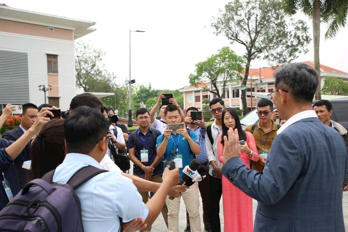 Phóng viên báo chí tại Đà Nẵng tác nghiệp trong một sự kiện.